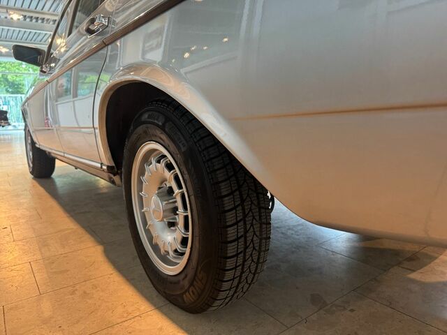 Мерседес 200 1984 у Європі на Automoto.ua Срібний Мерседес 200, об'ємом двигуна 2 л та пробігом 138 тис. км за 16240 $, фото 26 на Automoto.ua