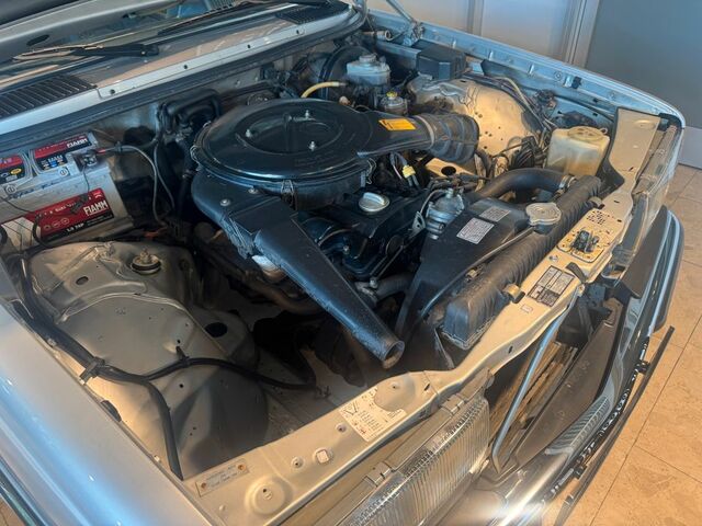 Мерседес 200 1984 в Европе на Automoto.ua Серебряный Мерседес 200, объемом двигателя 2 л и пробегом 138 тыс. км за 16318 $, фото 21 на Automoto.ua