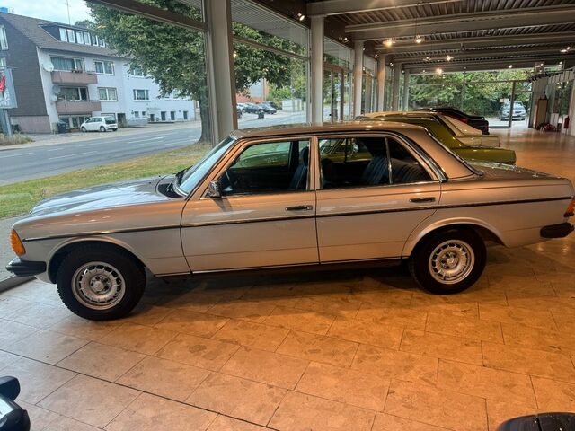 Мерседес 200 1984 у Європі на Automoto.ua Срібний Мерседес 200, об'ємом двигуна 2 л та пробігом 138 тис. км за 16240 $, фото 7 на Automoto.ua