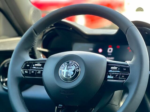 Альфа Ромео Джуниор 2025 в Европе на Automoto.ua Синий Альфа Ромео Джуниор, объемом двигателя 1 л и пробегом 2 тыс. км за 31453 $, фото 14 на Automoto.ua