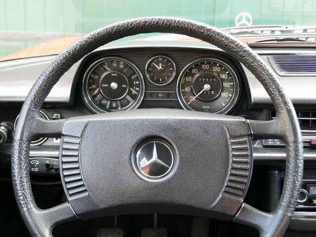 Мерседес 200 1974 в Европе на Automoto.ua Красный Мерседес 200, объемом двигателя 1.98 л и пробегом 110 тыс. км за 22903 $, фото 9 на Automoto.ua