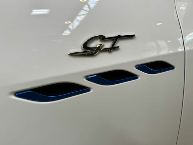 Белый Мазерати Гибли, объемом двигателя 2 л и пробегом 18 тыс. км за 73108 $, фото 6 на Automoto.ua