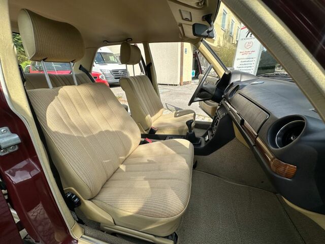 Мерседес 200 1983 в Европе на Automoto.ua Красный Мерседес 200, объемом двигателя 1.98 л и пробегом 193 тыс. км за 16161 $, фото 18 на Automoto.ua