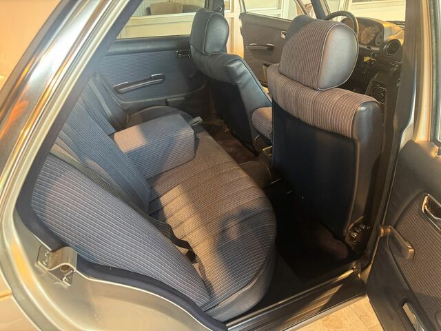 Мерседес 200 1984 в Европе на Automoto.ua Серебряный Мерседес 200, объемом двигателя 2 л и пробегом 138 тыс. км за 16318 $, фото 17 на Automoto.ua