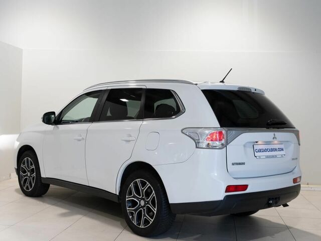 Мицубиси Аутлендер 2015 в Европе на Automoto.ua Белый Мицубиси Аутлендер, объемом двигателя 2.27 л и пробегом 131 тыс. км за 17515 $, фото 16 на Automoto.ua