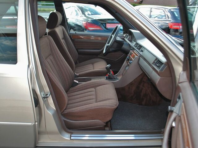 Мерседес 200 1989 в Европе на Automoto.ua Серебряный Мерседес 200, объемом двигателя 2 л и пробегом 270 тыс. км за 8530 $, фото 9 на Automoto.ua