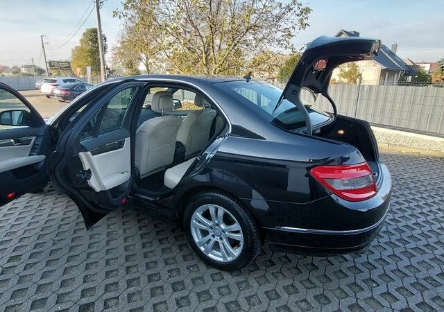 Мерседес Ц-Клас 2008 у Європі на Automoto.ua Чорний Мерседес Ц-Клас, об'ємом двигуна 1 л та пробігом 189 тис. км за 8463 $, фото 28 на Automoto.ua