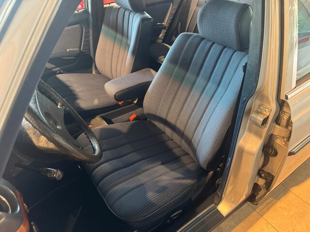 Мерседес 200 1984 в Европе на Automoto.ua Серебряный Мерседес 200, объемом двигателя 2 л и пробегом 138 тыс. км за 16318 $, фото 13 на Automoto.ua