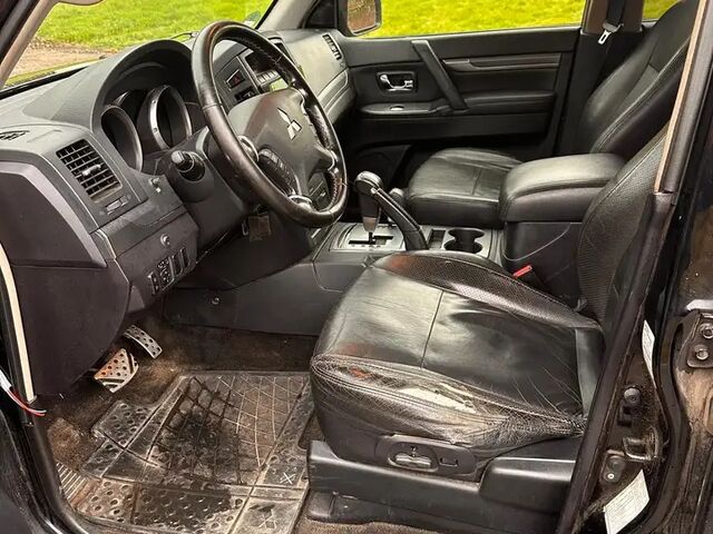 Міцубісі Паджеро 2007 у Європі на Automoto.ua Чорний Міцубісі Паджеро, об'ємом двигуна 3.2 л та пробігом 249 тис. км за 13182 $, фото 9 на Automoto.ua