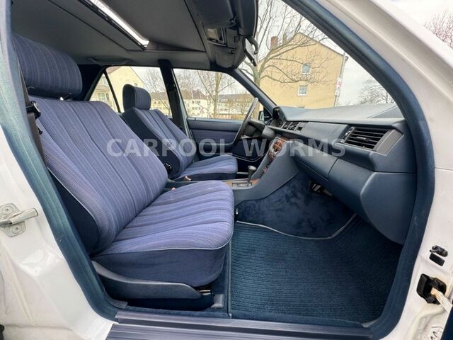 Мерседес 200 1988 в Европе на Automoto.ua Белый Мерседес 200, объемом двигателя 1.98 л и пробегом 196 тыс. км за 8841 $, фото 21 на Automoto.ua