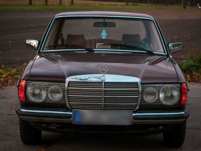Мерседес 200 1982 в Европе на Automoto.ua Коричневый Мерседес 200, объемом двигателя 0 л и пробегом 241 тыс. км за 7499 $, фото 8 на Automoto.ua