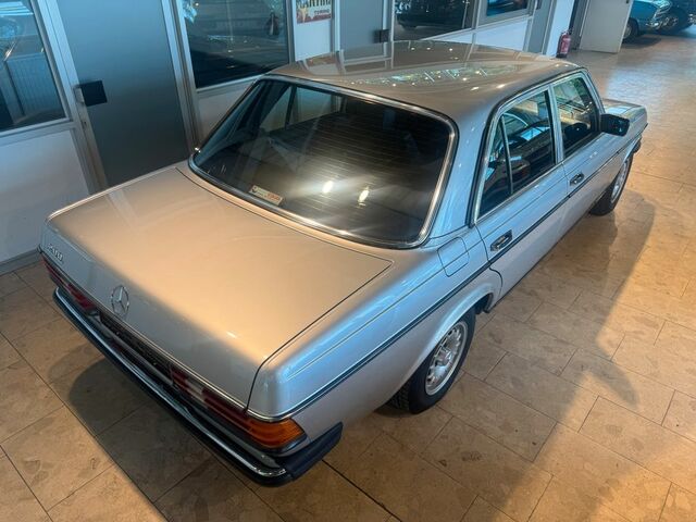 Мерседес 200 1984 в Европе на Automoto.ua Серебряный Мерседес 200, объемом двигателя 2 л и пробегом 138 тыс. км за 16318 $, фото 10 на Automoto.ua