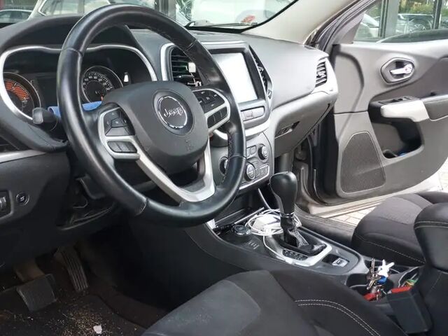 Джип Чероки 2017 в Европе на Automoto.ua Серый Джип Чероки, объемом двигателя 2.18 л и пробегом 152 тыс. км за 12690 $, фото 3 на Automoto.ua