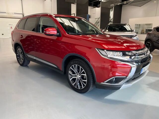 Міцубісі Аутлендер 2018 у Європі на Automoto.ua Червоний Міцубісі Аутлендер, об'ємом двигуна 2 л та пробігом 137 тис. км за 15104 $, фото 3 на Automoto.ua