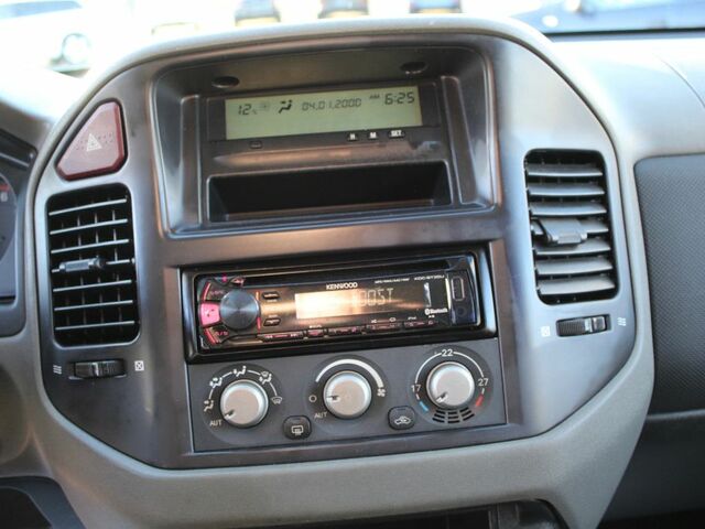 Міцубісі Паджеро 2006 у Європі на Automoto.ua Срібний Міцубісі Паджеро, об'ємом двигуна 3.2 л та пробігом 161 тис. км за 8152 $, фото 13 на Automoto.ua