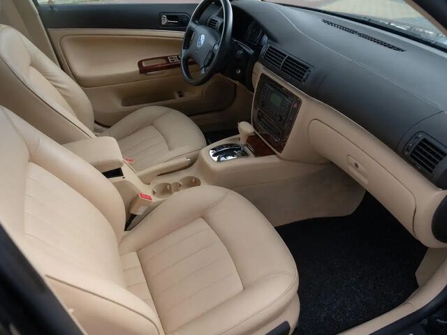 Фольксваген Пассат 2003 у Європі на Automoto.ua Чорний Фольксваген Пассат, об'ємом двигуна 4 л та пробігом 118 тис. км за 29950 $, фото 8 на Automoto.ua