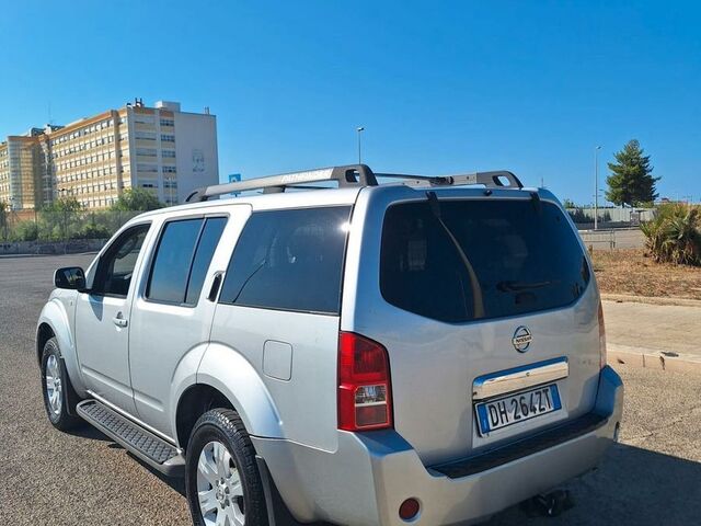 Ниссан Патфайндер 2007 в Европе на Automoto.ua Серебряный Ниссан Патфайндер, объемом двигателя 2.49 л и пробегом 250 тыс. км за 5490 $, фото 5 на Automoto.ua