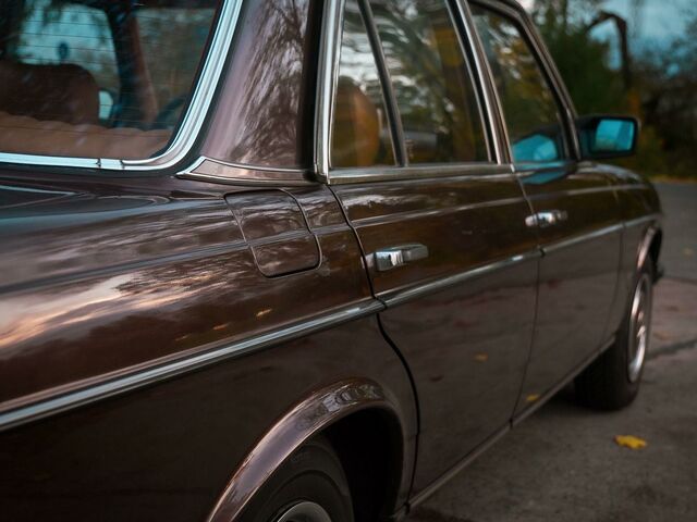 Мерседес 200 1982 в Европе на Automoto.ua Коричневый Мерседес 200, объемом двигателя 0 л и пробегом 241 тыс. км за 7499 $, фото 6 на Automoto.ua