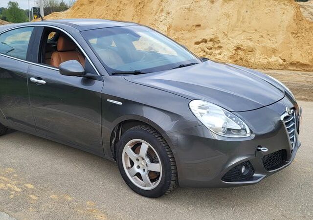 Альфа Ромео Giulietta, об'ємом двигуна 1.96 л та пробігом 149 тис. км за 3024 $, фото 9 на Automoto.ua