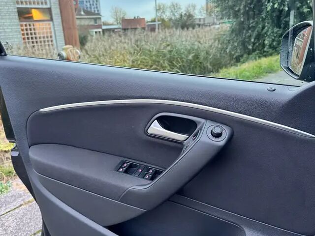 Фольксваген Поло 2015 у Європі на Automoto.ua Чорний Фольксваген Поло, об'ємом двигуна 1.42 л та пробігом 192 тис. км за 8174 $, фото 6 на Automoto.ua