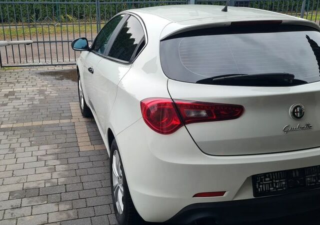 Альфа Ромео Giulietta 2011 у Європі на Automoto.ua Білий Альфа Ромео Giulietta, об'ємом двигуна 1 л та пробігом 200 тис. км за 6175 $, фото 4 на Automoto.ua