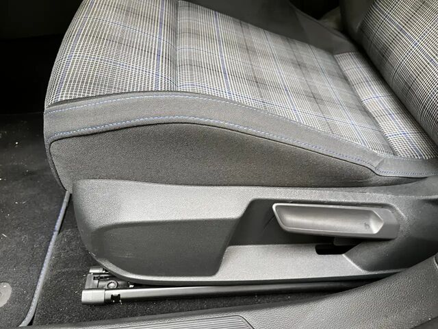 Фольксваген Golf GTE 2022 в Европе на Automoto.ua Черный Фольксваген Golf GTE, объемом двигателя 1.4 л и пробегом 50 тыс. км за 32598 $, фото 10 на Automoto.ua