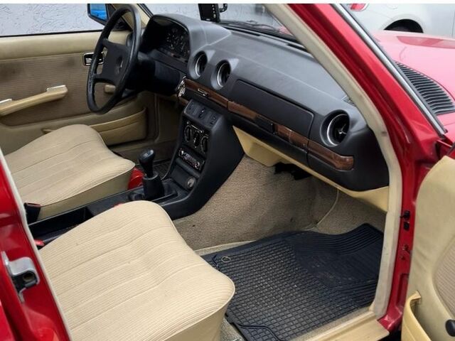 Мерседес 200 1983 в Европе на Automoto.ua Красный Мерседес 200, объемом двигателя 1.98 л и пробегом 222 тыс. км за 7831 $, фото 11 на Automoto.ua