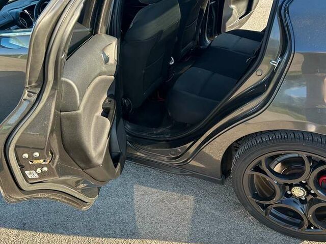 Сірий Альфа Ромео Giulietta, об'ємом двигуна 1.96 л та пробігом 240 тис. км за 6910 $, фото 6 на Automoto.ua