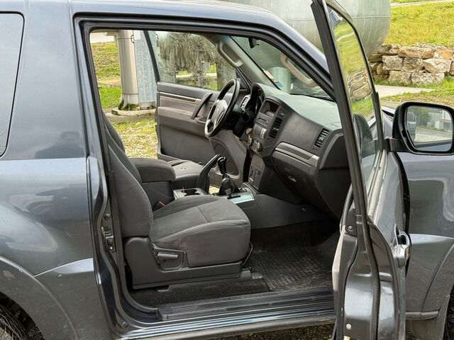 Міцубісі Паджеро 2008 у Європі на Automoto.ua Сірий Міцубісі Паджеро, об'ємом двигуна 3.2 л та пробігом 356 тис. км за 4750 $, фото 9 на Automoto.ua