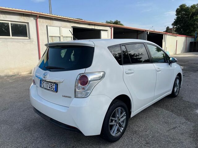 Тойота Версо 2015 в Европе на Automoto.ua Белый Тойота Версо, объемом двигателя 0 л и пробегом 140 тыс. км за 10307 $, фото 9 на Automoto.ua