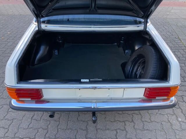 Мерседес 200 1974 в Европе на Automoto.ua Белый Мерседес 200, объемом двигателя 1.99 л и пробегом 145 тыс. км за 6598 $, фото 1 на Automoto.ua