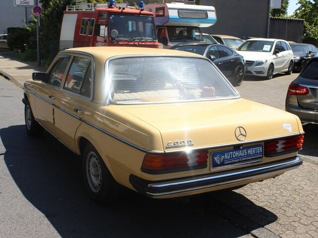 Мерседес 200 1983 в Европе на Automoto.ua Оранжевый Мерседес 200, объемом двигателя 1.97 л и пробегом 160 тыс. км за 8273 $, фото 8 на Automoto.ua