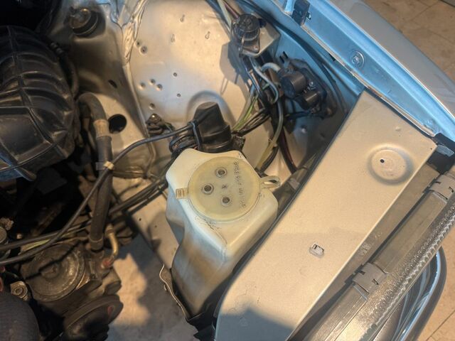 Мерседес 200 1984 в Европе на Automoto.ua Серебряный Мерседес 200, объемом двигателя 2 л и пробегом 138 тыс. км за 16318 $, фото 23 на Automoto.ua