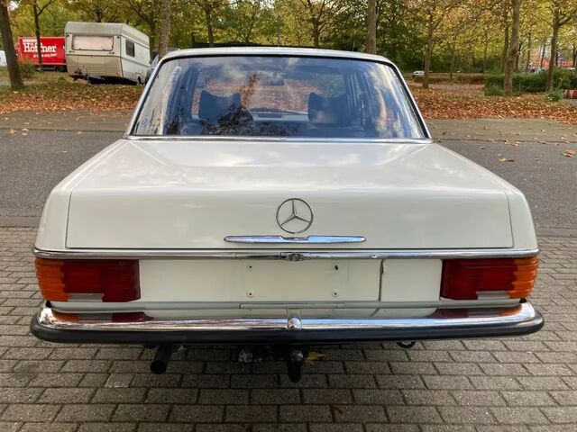 Мерседес 200 1974 в Европе на Automoto.ua Белый Мерседес 200, объемом двигателя 1.99 л и пробегом 145 тыс. км за 6598 $, фото 5 на Automoto.ua