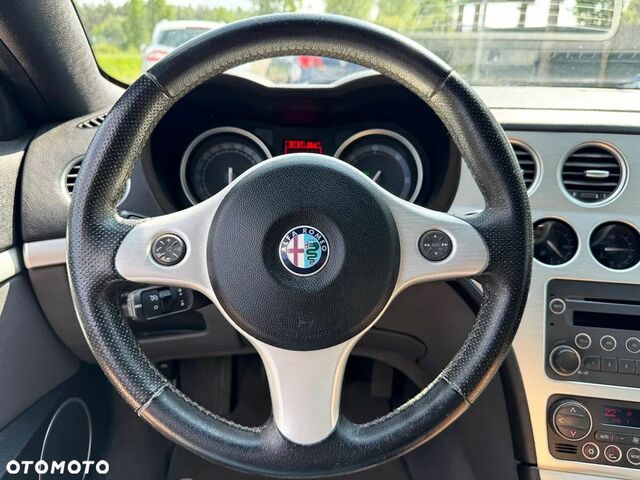 Альфа Ромео Spider 2007 у Європі на Automoto.ua Чорний Альфа Ромео Spider, об'ємом двигуна 2.39 л та пробігом 130 тис. км за 6756 $, фото 20 на Automoto.ua