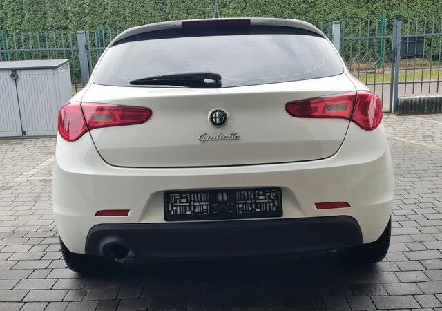 Альфа Ромео Giulietta 2011 у Європі на Automoto.ua Білий Альфа Ромео Giulietta, об'ємом двигуна 1 л та пробігом 200 тис. км за 6175 $, фото 11 на Automoto.ua