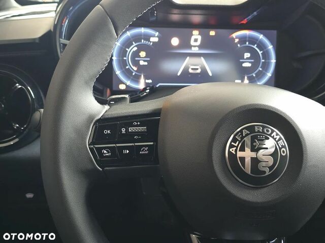 Альфа Ромео Джуниор 2025 в Европе на Automoto.ua Красный Альфа Ромео Джуниор, объемом двигателя 1 л и пробегом 1 тыс. км за 33657 $, фото 12 на Automoto.ua