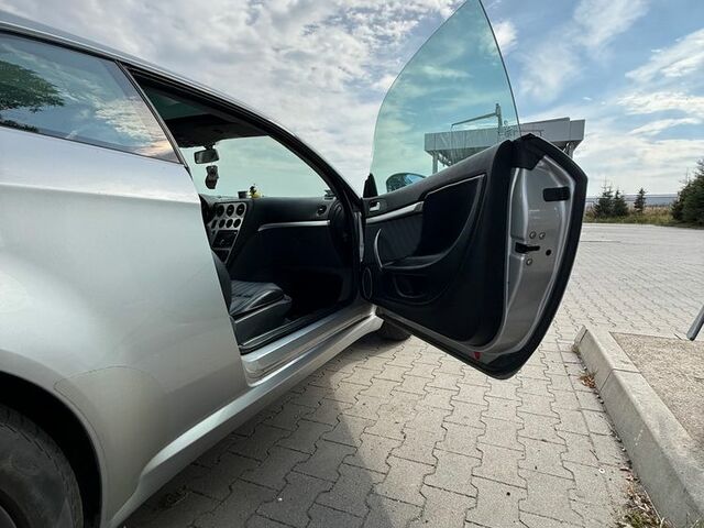 Альфа Ромео Brera 2007 у Європі на Automoto.ua Сірий Альфа Ромео Brera, об'ємом двигуна 2.39 л та пробігом 167 тис. км за 5545 $, фото 20 на Automoto.ua