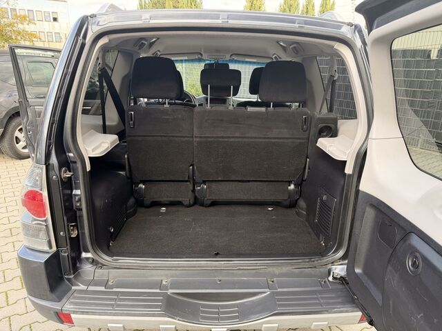 Міцубісі Паджеро 2007 у Європі на Automoto.ua Сірий Міцубісі Паджеро, об'ємом двигуна 3.2 л та пробігом 153 тис. км за 14999 $, фото 17 на Automoto.ua