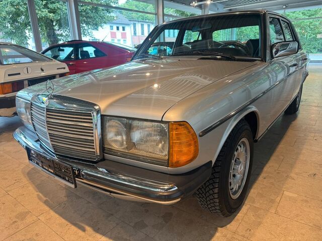 Мерседес 200 1984 в Европе на Automoto.ua Серебряный Мерседес 200, объемом двигателя 2 л и пробегом 138 тыс. км за 16318 $, фото 1 на Automoto.ua