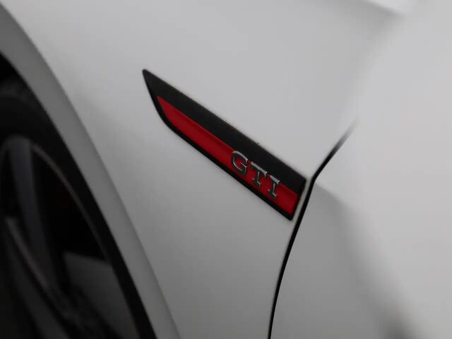 Фольксваген Гольф ГТІ 2023 у Європі на Automoto.ua Білий Фольксваген Гольф ГТІ, об'ємом двигуна 1.98 л та пробігом 14 тис. км за 58118 $, фото 10 на Automoto.ua