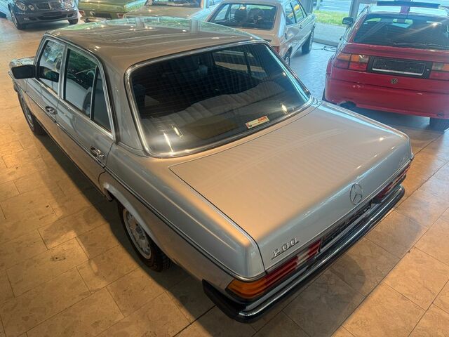 Мерседес 200 1984 у Європі на Automoto.ua Срібний Мерседес 200, об'ємом двигуна 2 л та пробігом 138 тис. км за 16240 $, фото 11 на Automoto.ua