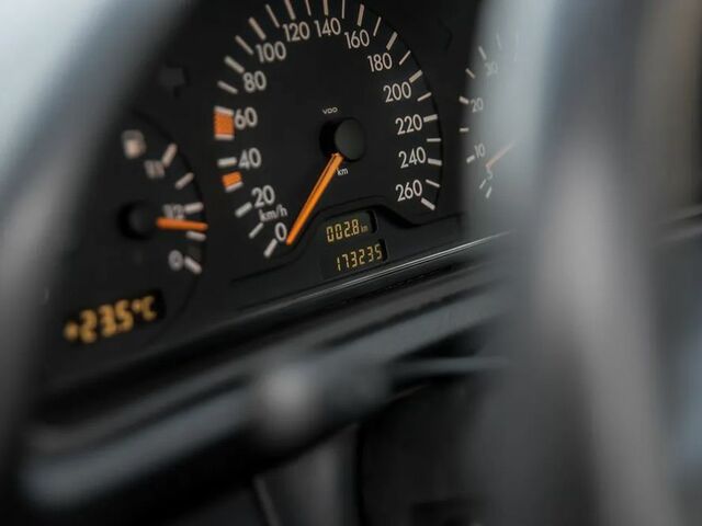 Мерседес ЦЛК-Клас 1997 у Європі на Automoto.ua Сірий Мерседес ЦЛК-Клас, об'ємом двигуна 2.3 л та пробігом 173 тис. км за 15900 $, фото 26 на Automoto.ua