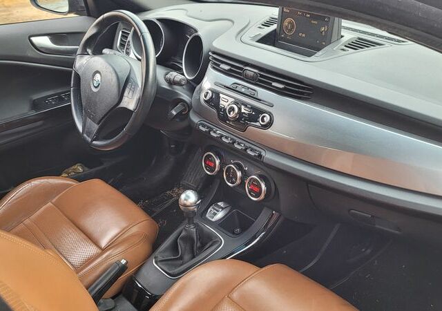 Альфа Ромео Giulietta, об'ємом двигуна 1.96 л та пробігом 149 тис. км за 3024 $, фото 6 на Automoto.ua