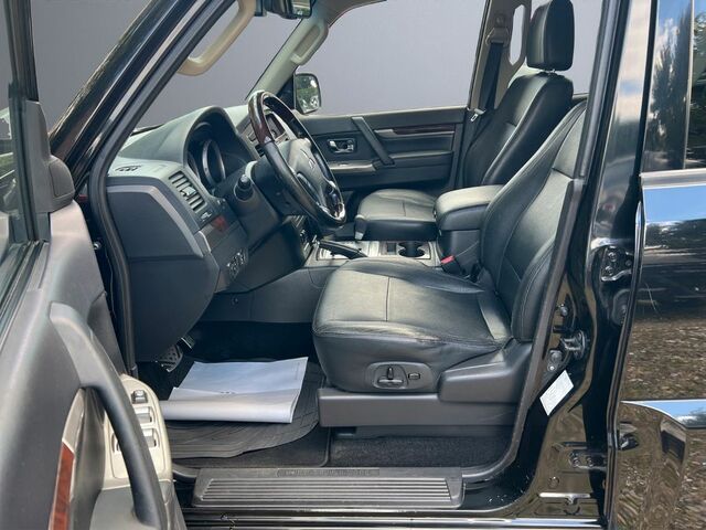 Міцубісі Паджеро 2016 у Європі на Automoto.ua Чорний Міцубісі Паджеро, об'ємом двигуна 3.2 л та пробігом 175 тис. км за 29117 $, фото 8 на Automoto.ua