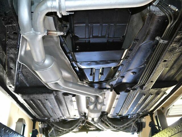 Сірий Мерседес СЛ 560, об'ємом двигуна 5.6 л та пробігом 148 тис. км за 49042 $, фото 24 на Automoto.ua