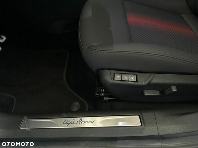 Альфа Ромео Джуніор 2025 у Європі на Automoto.ua Білий Альфа Ромео Джуніор, об'ємом двигуна 1 л та пробігом 1 тис. км за 34843 $, фото 7 на Automoto.ua