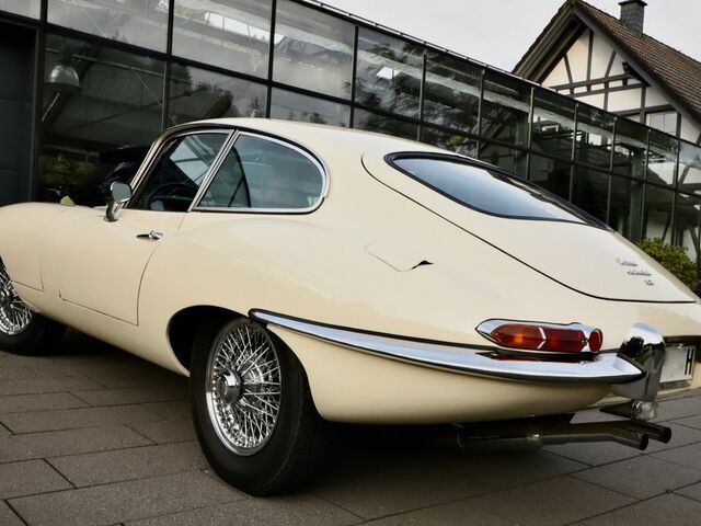 Білий Ягуар E-Type, об'ємом двигуна 4.2 л та пробігом 61 тис. км за 92237 $, фото 4 на Automoto.ua