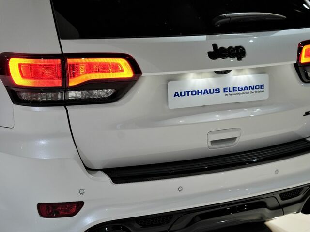 Білий Джип Grand Cherokee, об'ємом двигуна 6.42 л та пробігом 31 тис. км за 52951 $, фото 11 на Automoto.ua