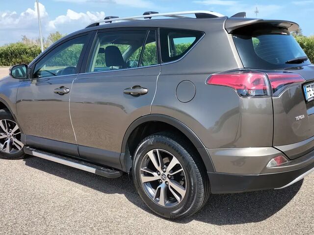 Тойота РАВ 4 2016 в Европе на Automoto.ua Бронзовый Тойота РАВ 4, объемом двигателя 2 л и пробегом 143 тыс. км за 17988 $, фото 2 на Automoto.ua